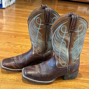 Super cute women’s Ariat square toe cowboy boots